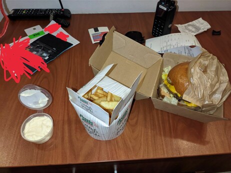 Junk food on the desk. Fries, a burger, and mayonnaise sauce. There's also my radio and various stuff on the desk.

Of course, I left the desk in a clean state when I checked out :)