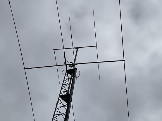 broken in half element on 6m beam above a TA33jr HF beam